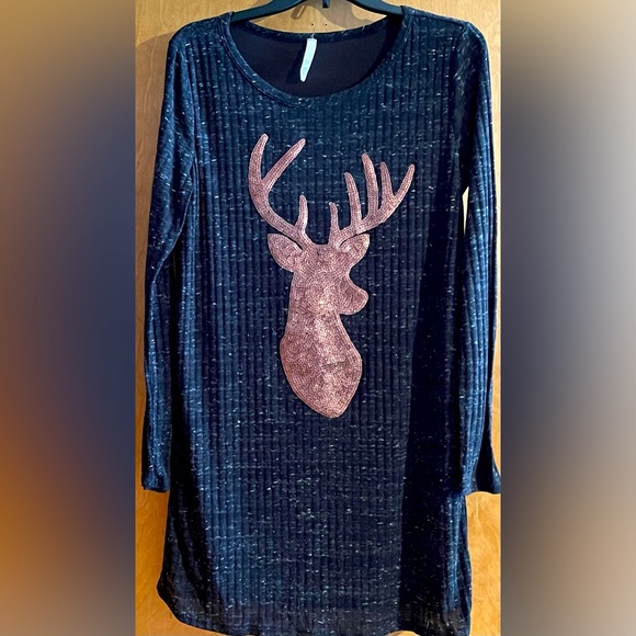 ❤️Women’s sweater top❤️Deer made of Sequins❤️🍁women’s size large🍁 - Picture 2 of 4